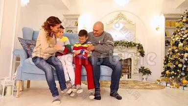 一家人在新年的气氛中欢聚在一起，坐在蓝色沙发上，装饰着圣诞树